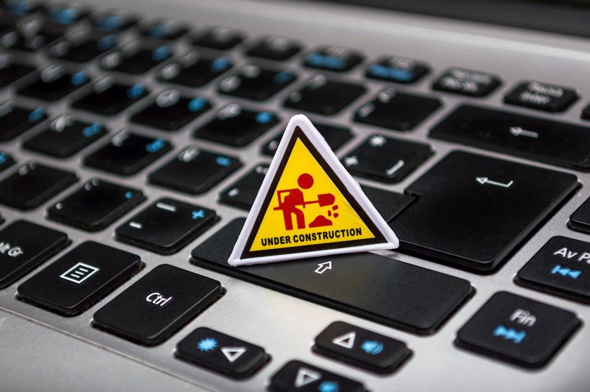 ilustrasi laptop rusak (pexels.com/Fernando Arcos)