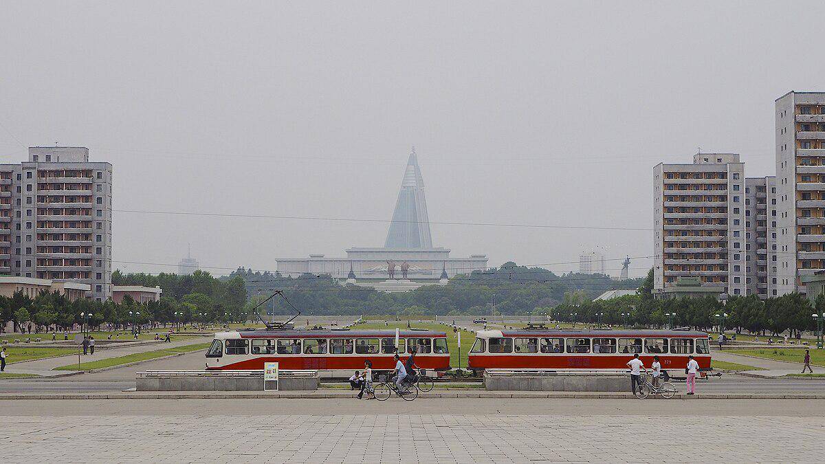 Pemandangan Trem Pyongyang dari kejauhan.