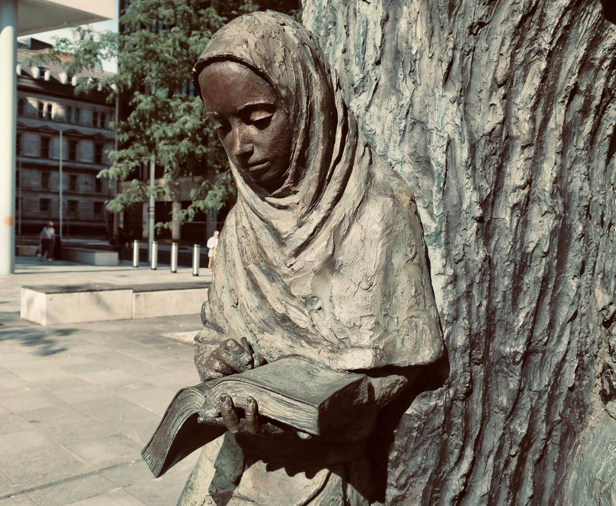 https://unsplash.com/photos/a-statue-of-a-woman-reading-a-book-next-to-a-tree-91rzGa3sJts