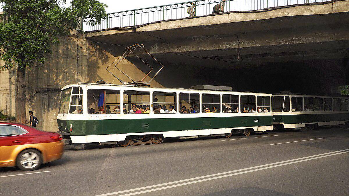 potret trem Tatra T6B5K 1046 sedang melewati underpass di Pyongyang