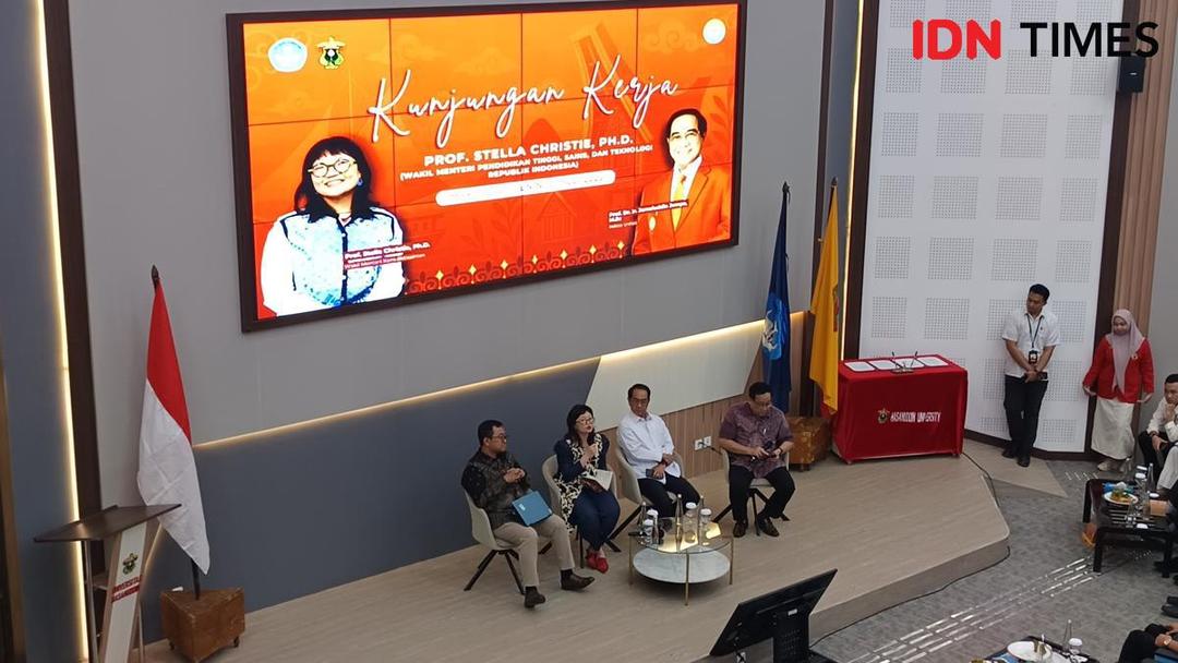 Wakil Menteri Pendidikan Tinggi, Sains, dan Teknologi, Stella Christie berbicara di hadapan mahasiswa Unhas, tentang pentingnya riset, Senin (7/7/2025). (IDN Times/Asrhawi Muin)
