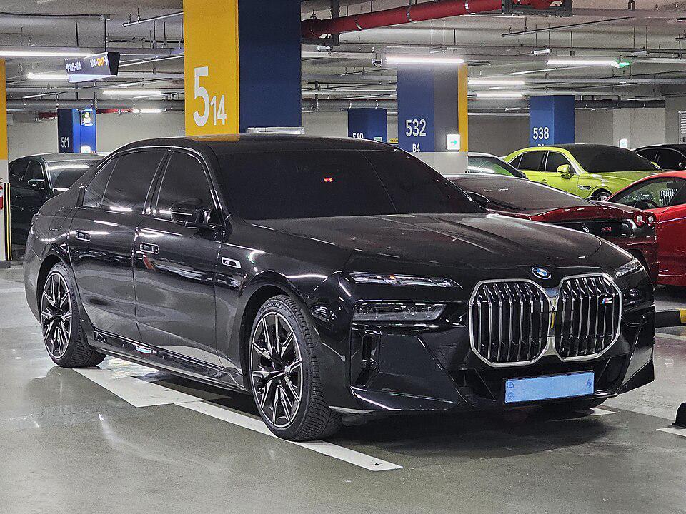 BMW i7 (commons.wikimedia.org)
