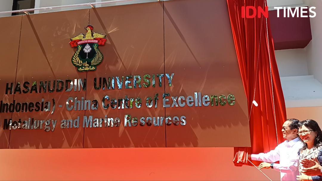 Wakil Menteri Pendidikan Tinggi, Sains, dan Teknologi RI, Prof Stella Christie, bersama Rektor Unhas, Prof Jamaluddin Jompa, meresmikan ASEAN-China Center of Excellent for Metallurgy and Marine Resources di Makassar, Senin (7/7/2025). (IDN Times/Asrhawi Muin)