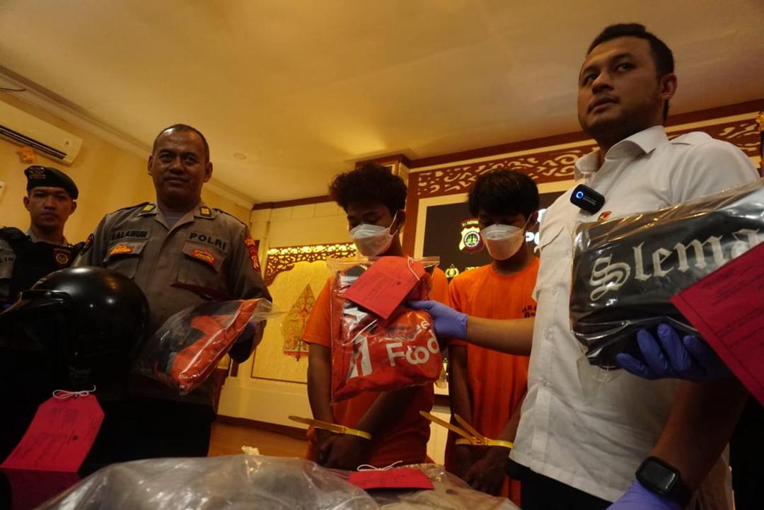 Dua ojol perusak mobil polisi di Sleman masih pelajar dan tak punya SIM.jpeg