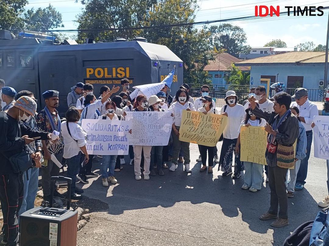 Sidang Eksepsi Eks Kapolres Ngada Disambut Demo Ibu-ibu