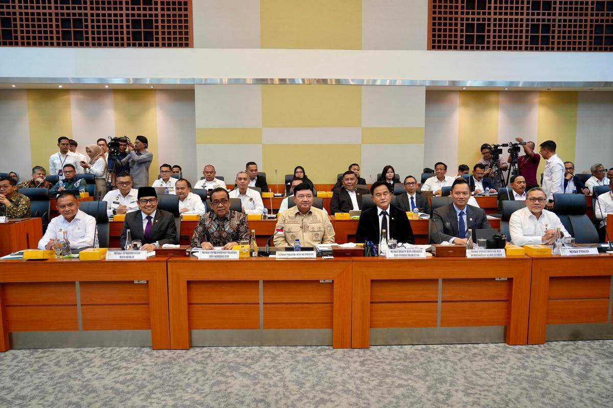 Menteri Kooordinator Bidang Politik dan Keamanan, Budi Gunawan (kemeja cream) di Kompleks Parlemen Senayan, Jakarta Pusat pada 6 Juli 2025. (Dokumentasi Kemenko Polkam)