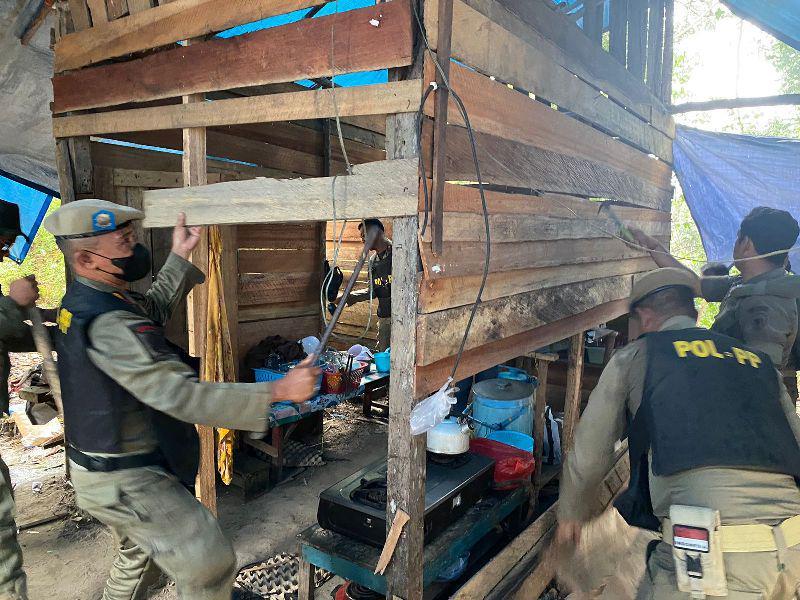 Tim gabungan bongkar dan bakar bangunan tempat perjudian di Penajam