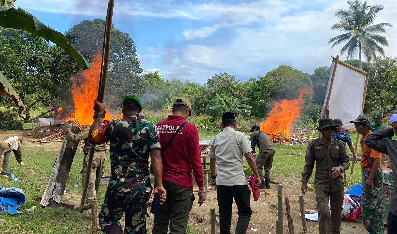 Tim gabungan bongkar dan bakar bangunan tempat perjudian di Penajam