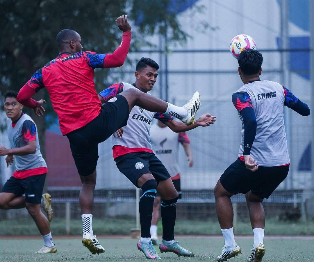 Mantapkan persiapan di Bandung!🧐🏆#AremaFC #Aremania #SalamSatuJiwa #Arema1Sinergi #BersinergiD (2).jpg