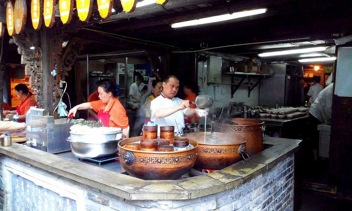 1280px-成都宽窄巷小吃店,_Snack_Shop_at_Wide_and_Narrow_Alley,_Chengdu,_China_-_panoramio.jpg