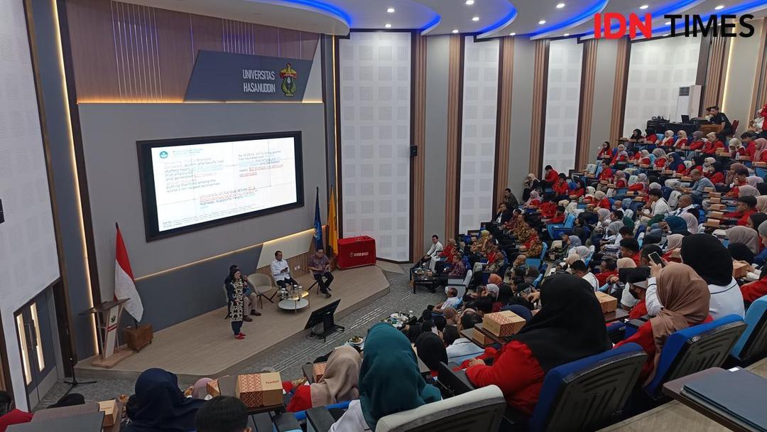 Wakil Menteri Pendidikan Tinggi, Sains, dan Teknologi, Stella Christie berbicara di hadapan mahasiswa Unhas, tentang pentingnya riset, Senin (7/7/2025). (IDN Times/Asrhawi Muin)