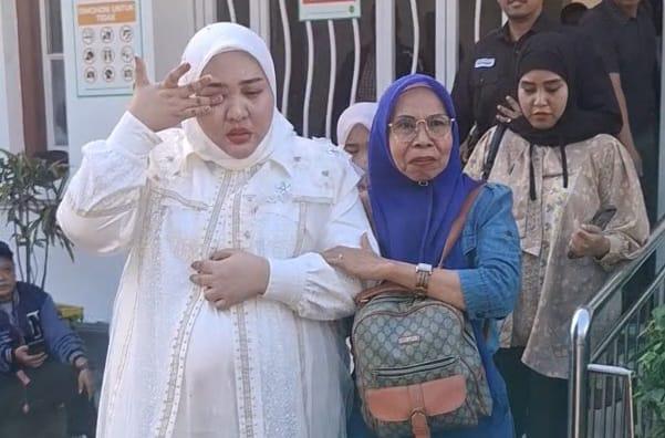 Mira Hayati menangis usai dijatuhi vonis penjara 10 bulan oleh Majelis Hakim PN Makassar, Senin (7/7/2025). IDN Times/Darsil Yahya