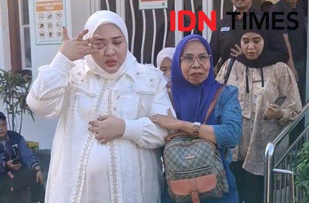 Mira Hayati menangis usai dijatuhi vonis penjara 10 bulan oleh Majelis Hakim PN Makassar, Senin (7/7/2025). IDN Times/Darsil Yahya
