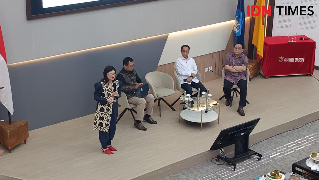 Wakil Menteri Pendidikan Tinggi, Sains, dan Teknologi, Stella Christie berbicara di hadapan mahasiswa Unhas, tentang pentingnya riset, Senin (7/7/2025). (IDN Times/Asrhawi Muin)