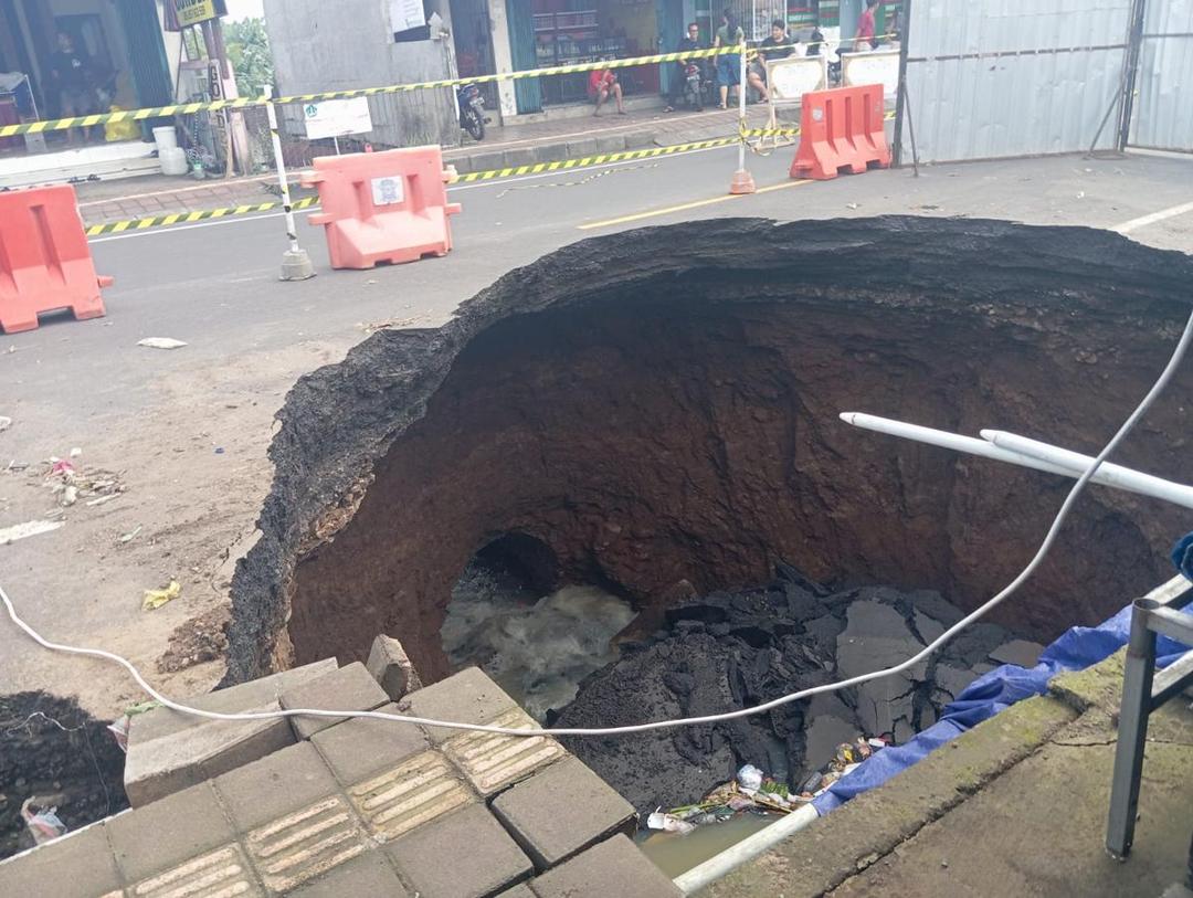 Jalan Raya Jebol di Bajera Tabanan, Sudah Berlubang Sejak 19 Juni 2025
