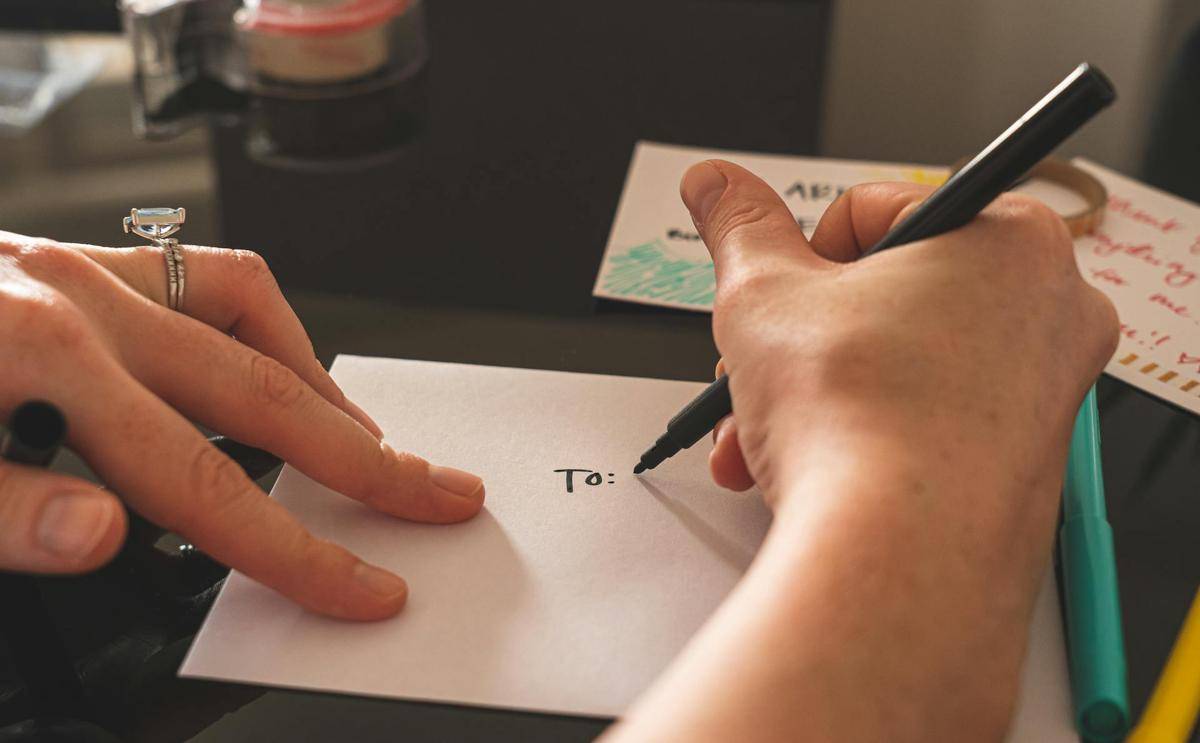 ilustrasi menulis surat (pexels.com/Castorly Stock)