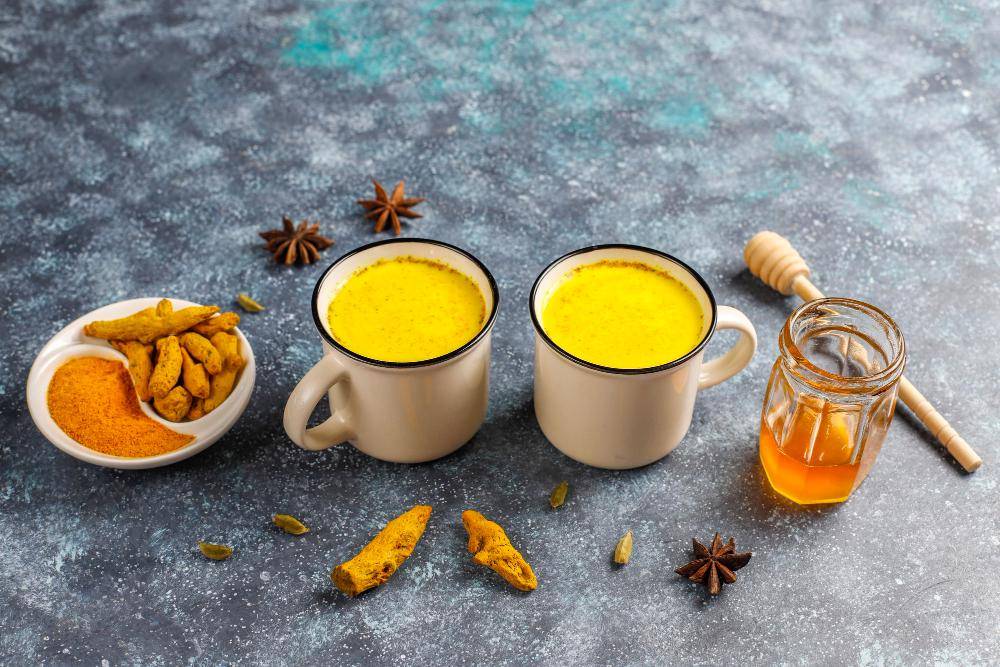 ilustrasi minuman golden latte (freepik.com/azerbaijan stockers)