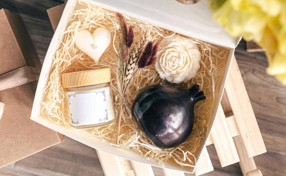 Ilustrasi kado hampers (freepik.com/pvproductions)