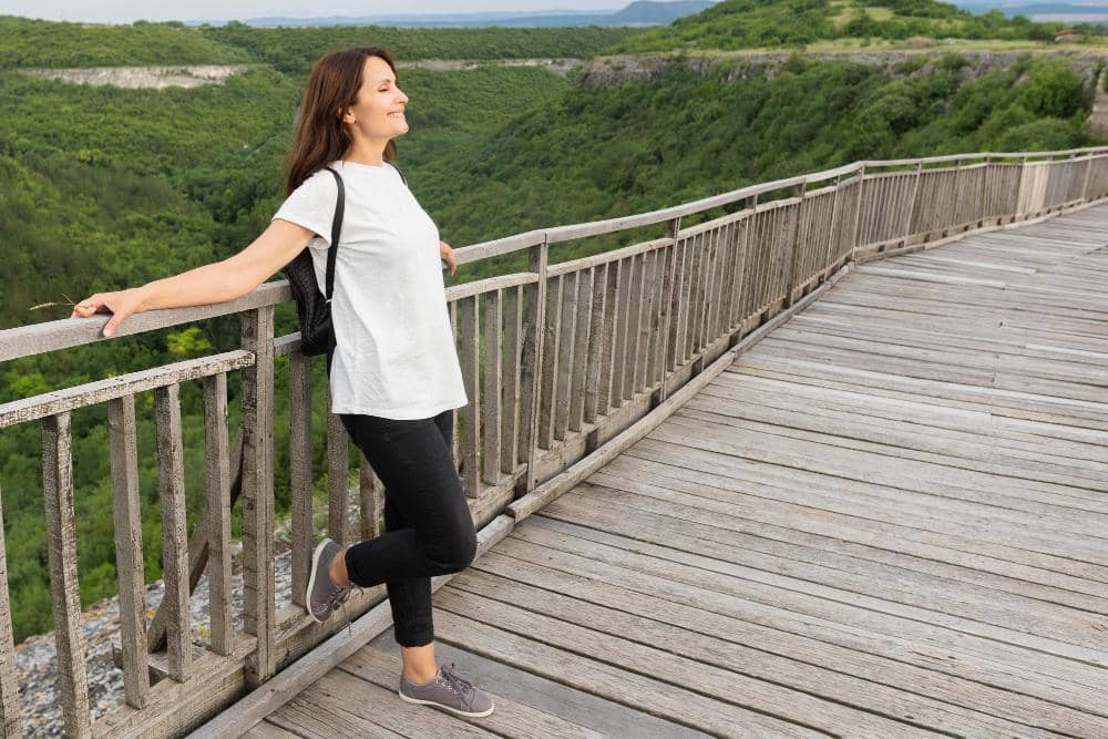 ilustrasi perempuan menikmati suasana alam