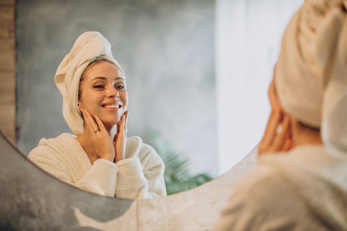 ilustrasi seorang wanita sedang memakai skincare (freepik.com/senivpetro)