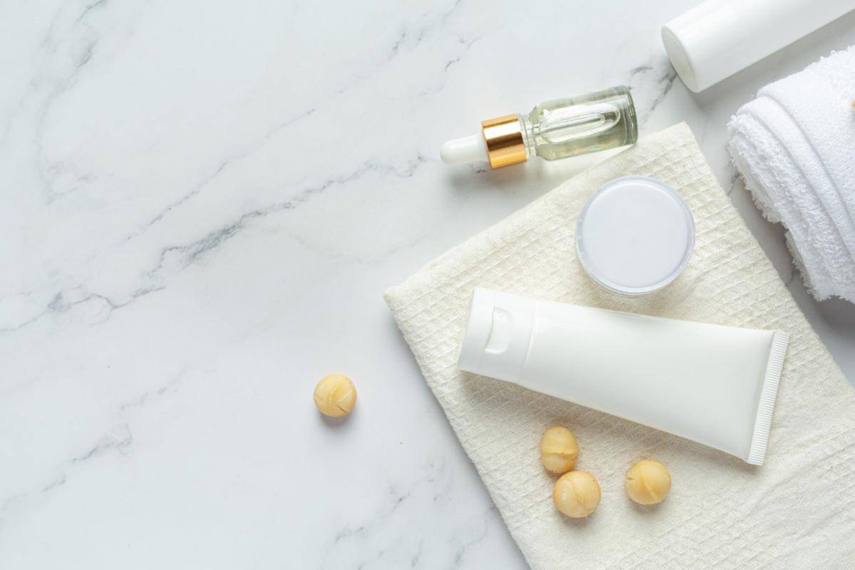 ilustrasi produk skincare disimpan dalam kulkas (freepik.com/jcomp)