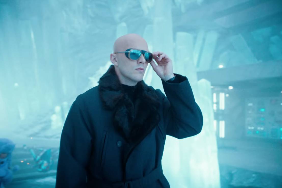 Nicholas Hoult tampil sebagai Lex Luthor yang dingin dan penuh gaya saat berada di dalam Fortress of Solitude. (dok. DC/Superman | Official Trailer | DC)