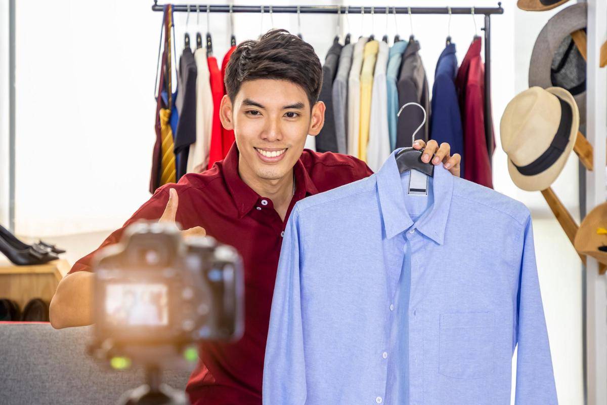 Ilustrasi pria menjual pakaian online (freepik.com/Wiroj Sidhisoradej)