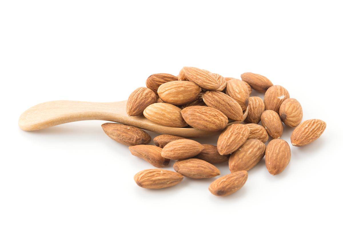 ilustrasi kacang almond (freepik.com/Topntp26)