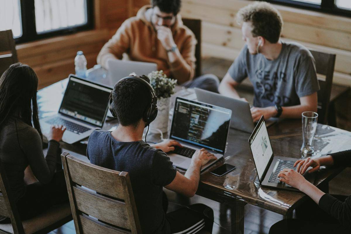 Tips Ringan Agar Tidak Gampang Stres di Kantor (Unsplash/ Annie Spratt)