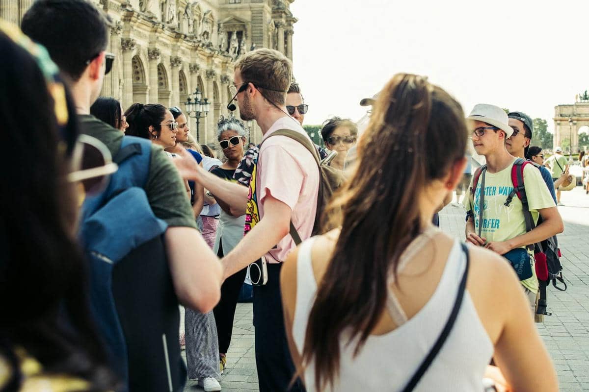 ilustrasi traveling dengan tour guide (unsplash.com/Bernie Almanzar)