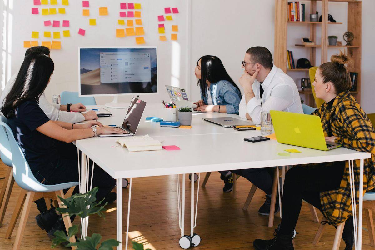 Tips Ringan Agar Tidak Gampang Stres di Kantor (Unsplash/ Jason Goodman)
