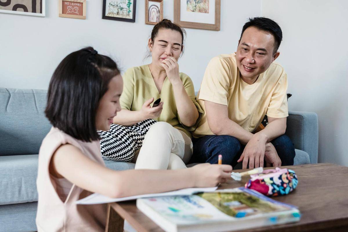 ilustrasi orangtua dengan anak (pexels.com/Annushka Ahuja)