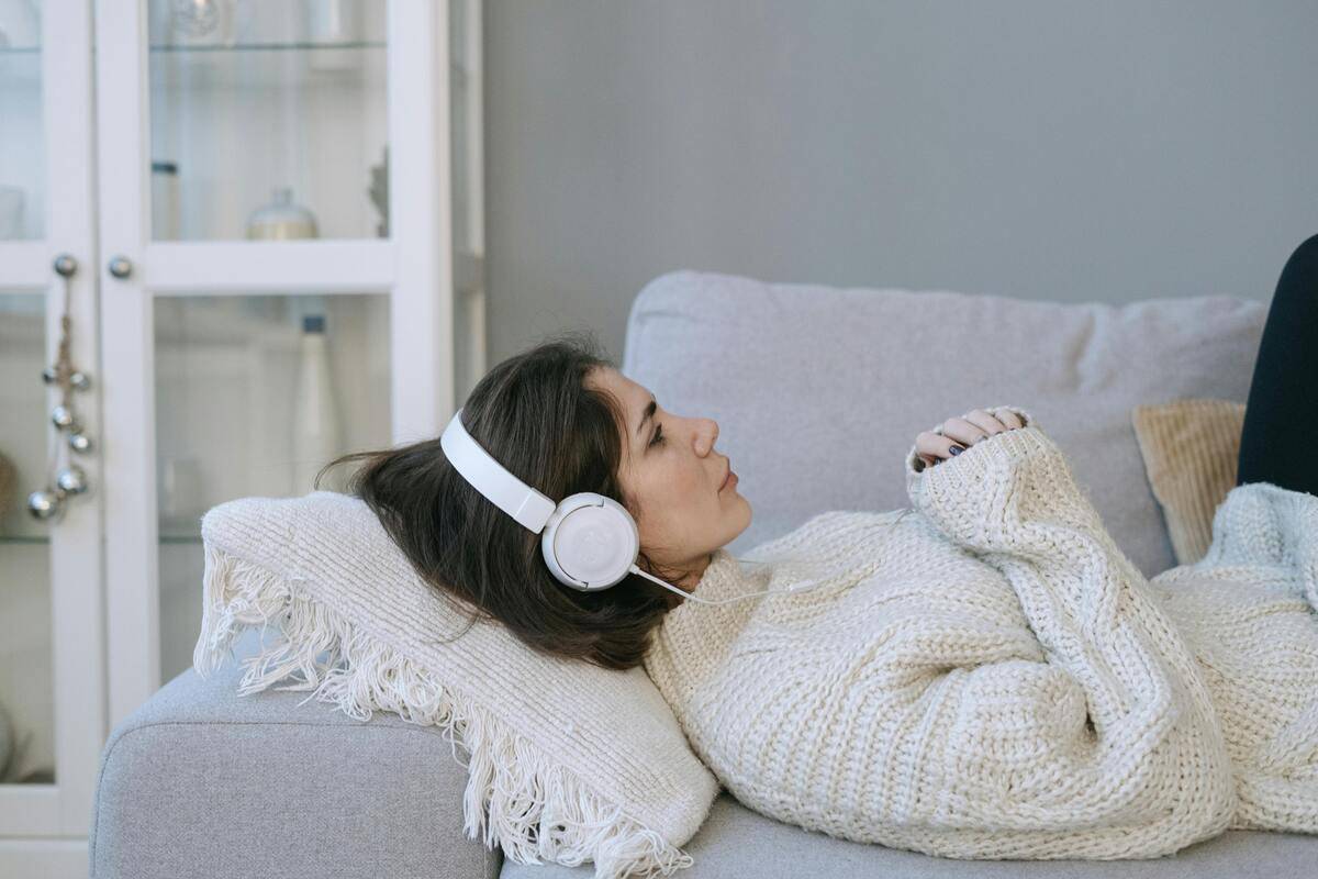 ilustrasi mendengarkan musik sebelum tidur (pexels.com/Ivan Samkov)