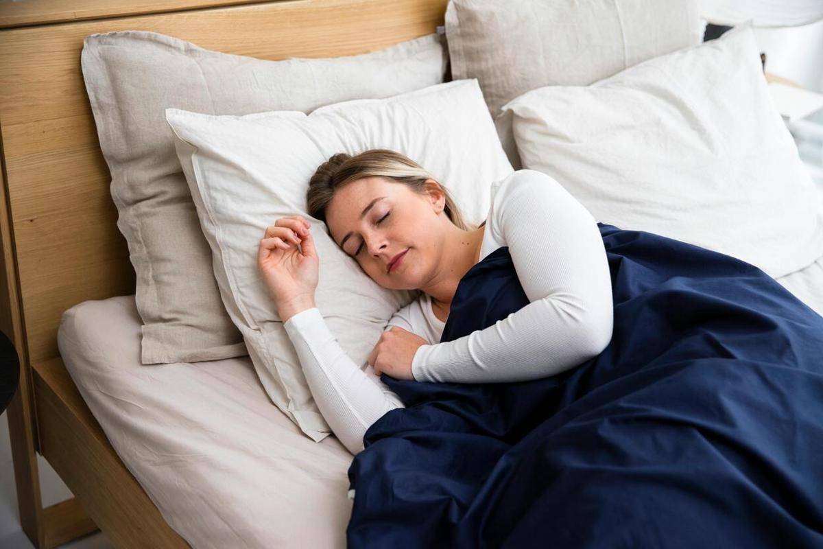 ilustrasi orang tidur posisi miring (pexels.com/Niels from Slaapwijsheid.nl)