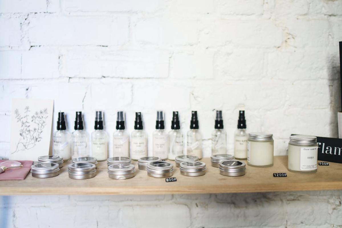 ilustrasi produk skincare yang dipindah ke jar atau botol (pexels.com/Polina Tankilevitch)