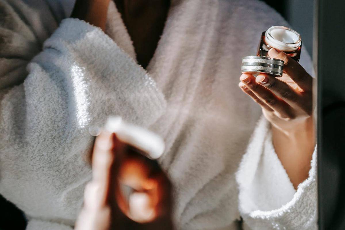 ilustrasi produk skincare yang harus ditutup rapat (pexels.com/Sora Shimazaki)