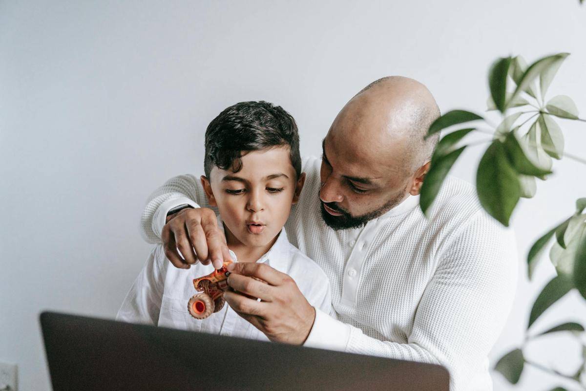 ilustrasi orang tua dengan anak (pexels.com/Timur Weber)