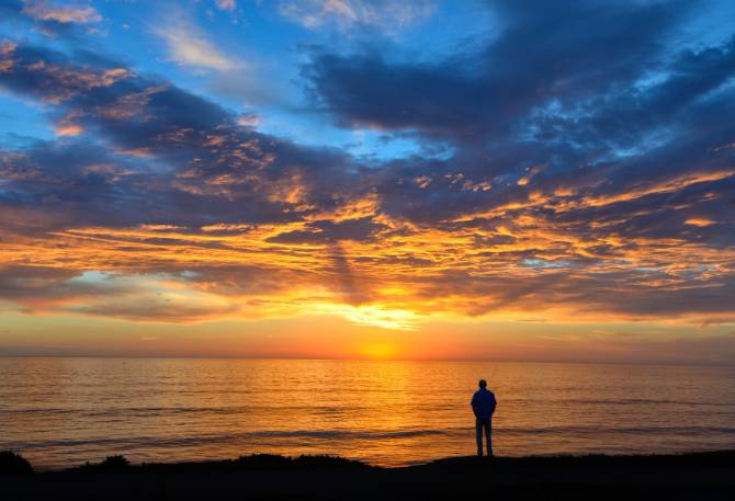 ilustrasi senja hari di pantai (freepik.com/wirestock)