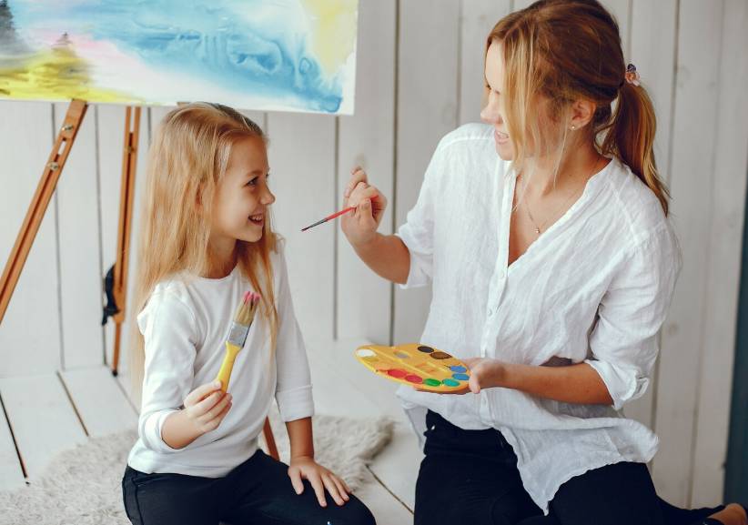 ilustrasi melukis bersama anak (freepik.com/prostooleh)