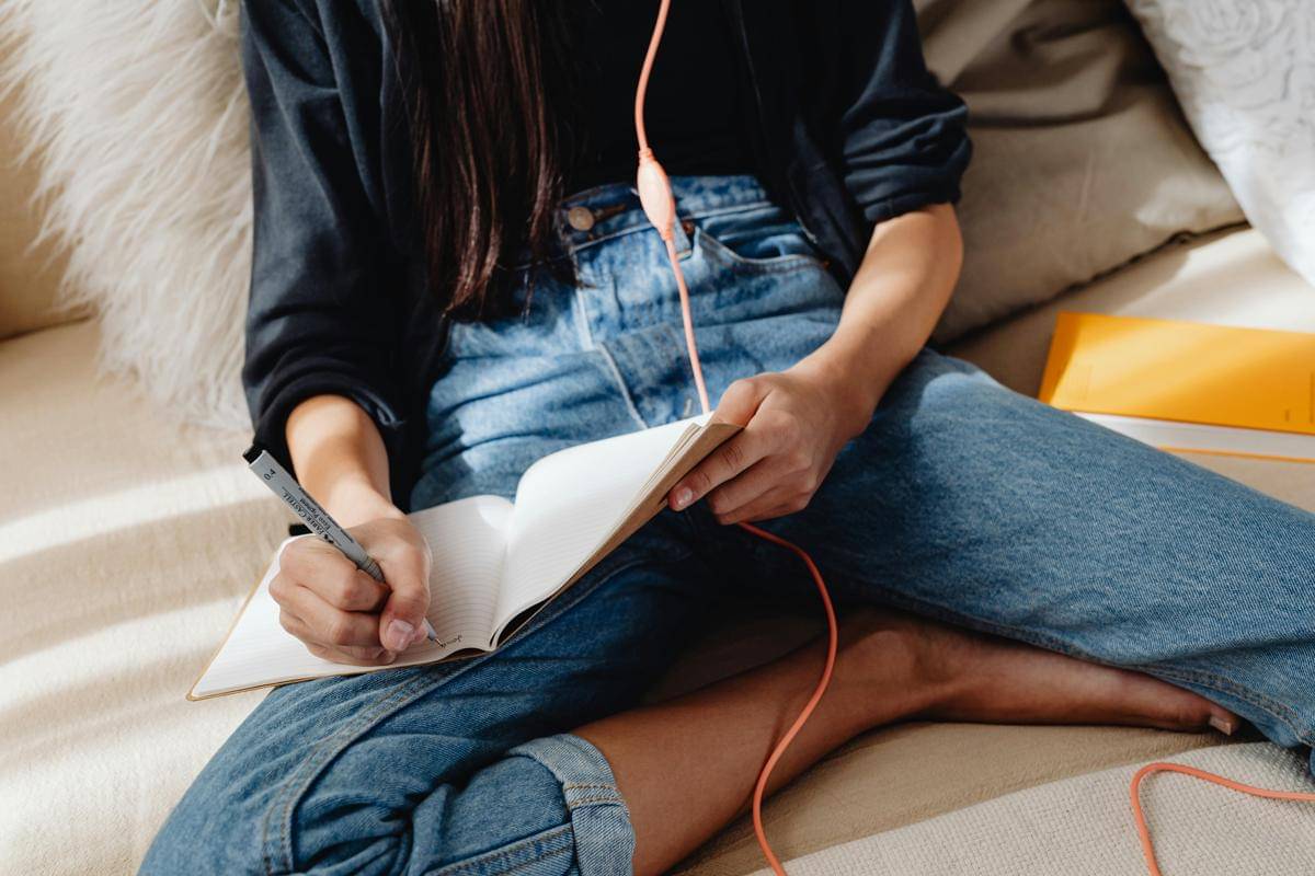 ilustrasi menulis jurnal 