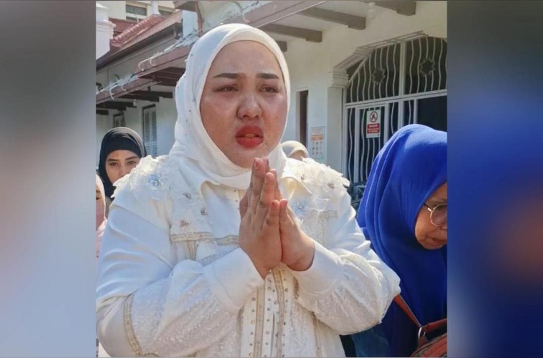 Mira Hayati menangis usai dijatuhi vonis penjara 10 bulan oleh Majelis Hakim PN Makassar, Senin (7/7/2025). IDN Times/Darsil Yahya
