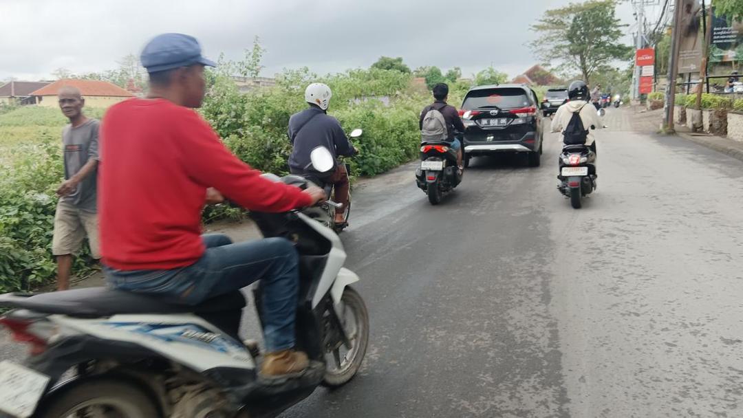 Jalan di Jimbaran Ini Pakai Aspal dari Bahan Plastik