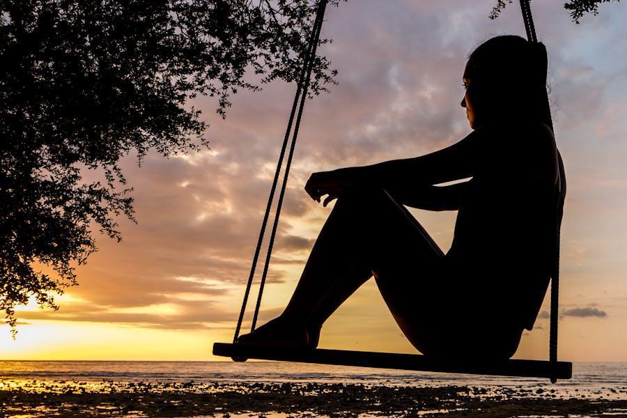 https://www.pexels.com/photo/silhouette-of-woman-on-swing-during-golden-hour-289998/)