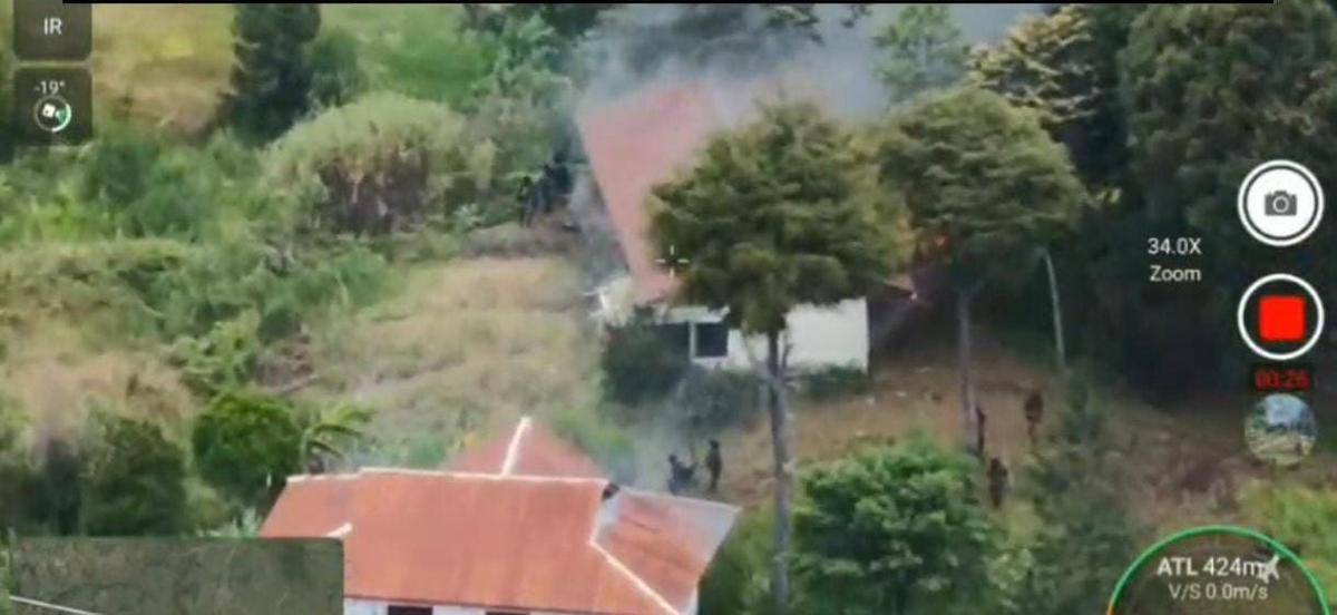KKB membakar dua unit rumah milik Bupati Puncak, Elvis Tabuni, di Distrik Omuka, Kabupaten Puncak, Papua Tengah, Minggu (6/7/2025)/Satgas Damai Cartenz
