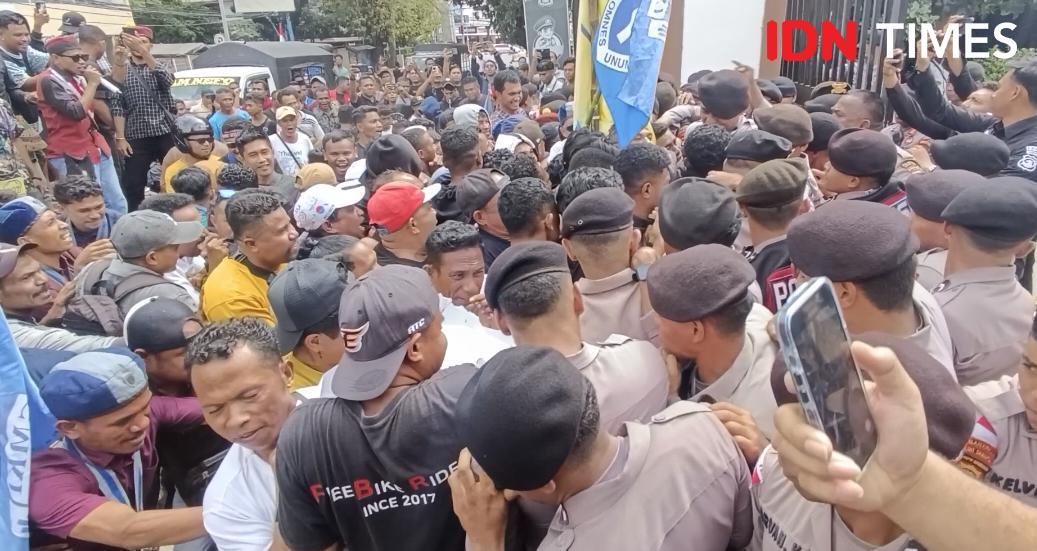 Ratusan Sopir Pikap di Kupang Dorong dan Lempari Uang Receh ke Polisi