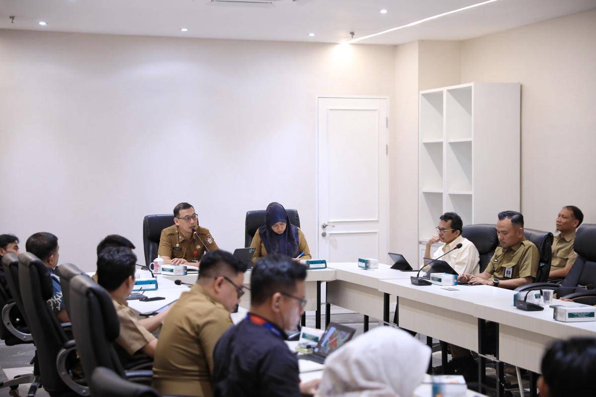 Suasana rapat koordinasi membahas progres Stadion Untia di Balai Kota Makassar, Selasa (8/7/2025). (Dok. Humas Pemkot Makassar)
