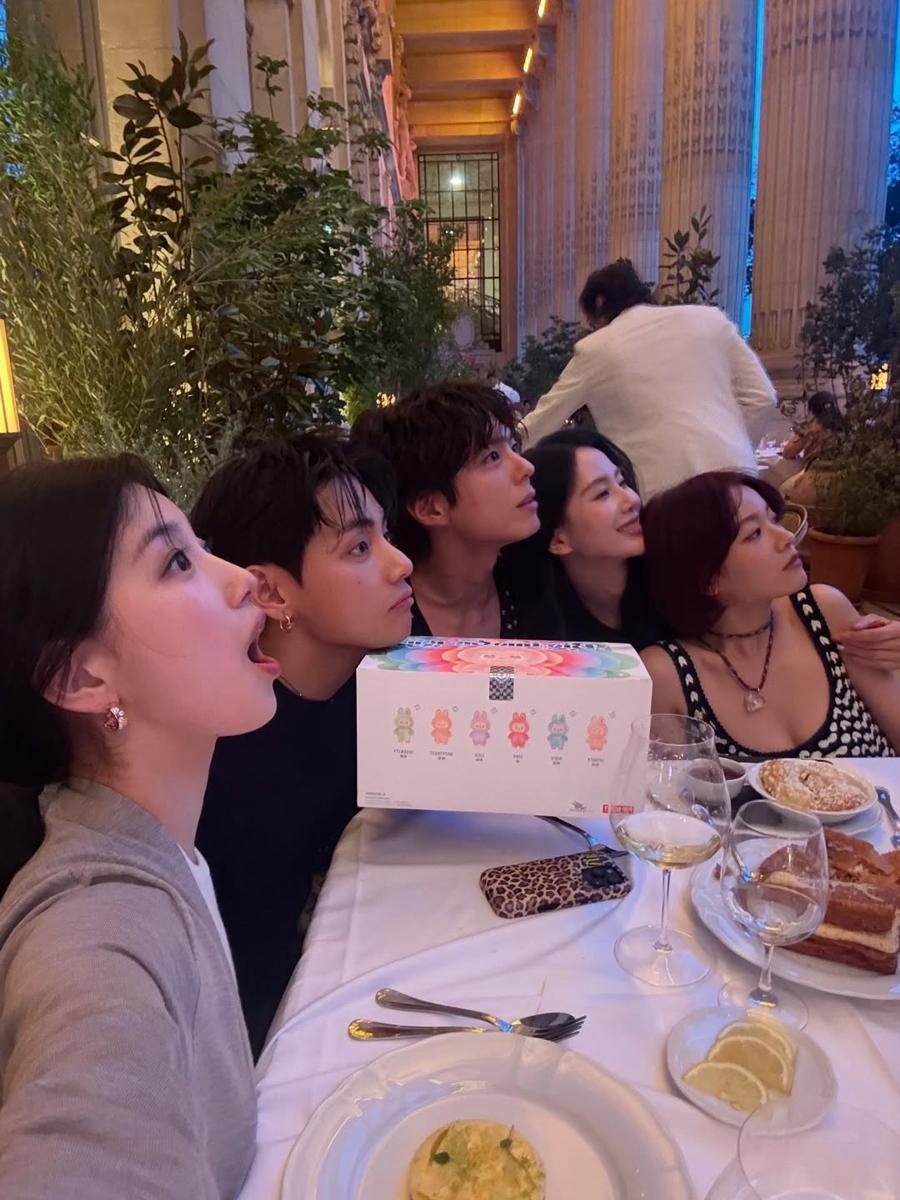potret V BTS, Suzy, dan Park Bo Gum di Paris 