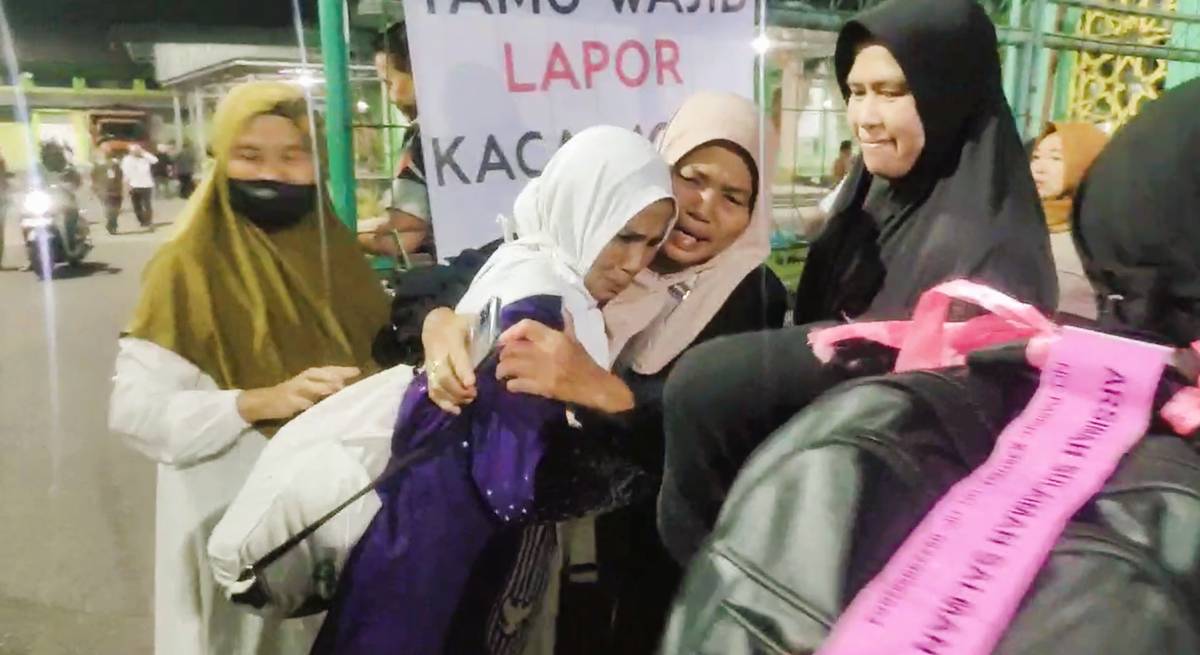 Jemaah haji Kalsel menemui keluarga di batas pintu Asrama Haji Banjarbaru, Selasa (8/7/2025) malam.
