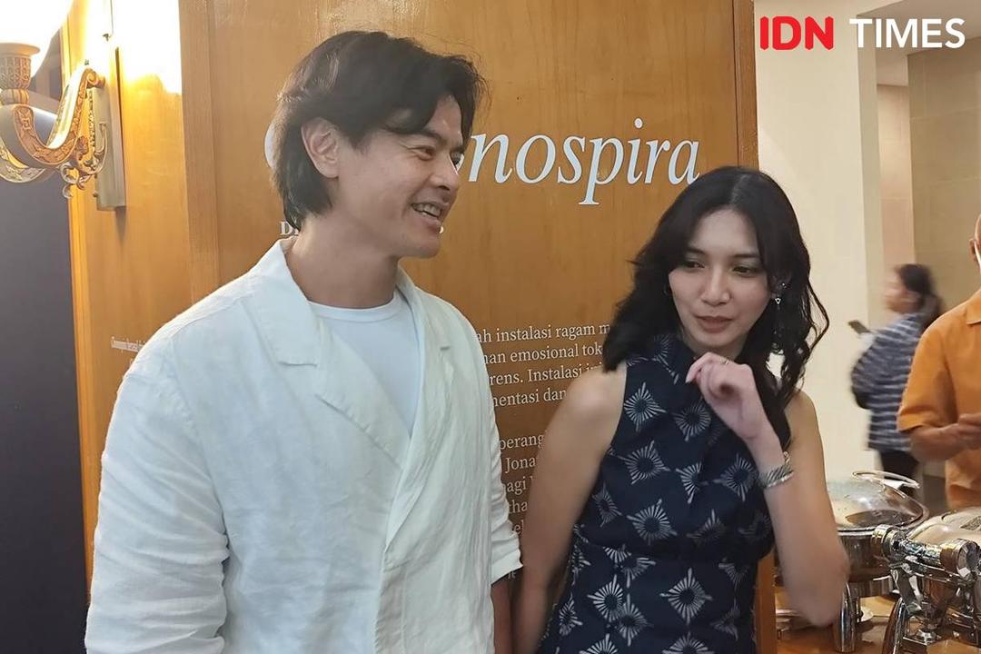 Sheila Dara suka dengan kain biru milik Sore.jpg