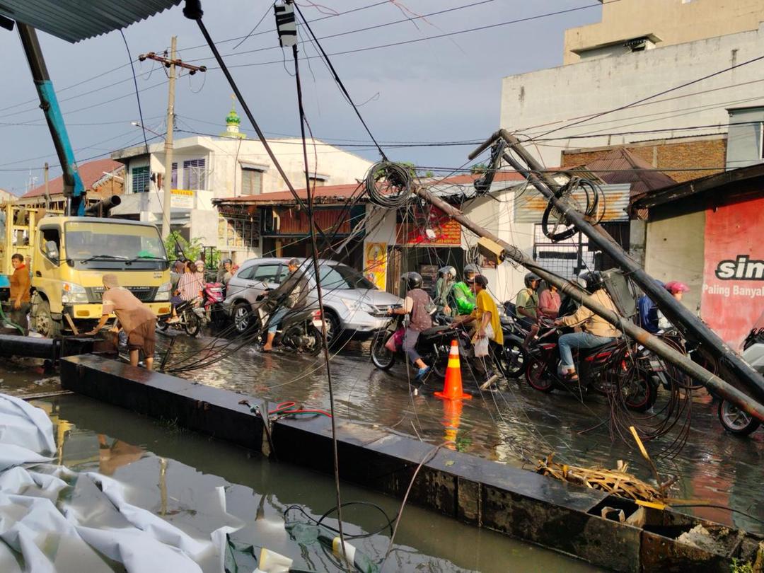 Papan Reklame dan Tiang Listrik di Medan Tumbang Akibat Angin Kencang